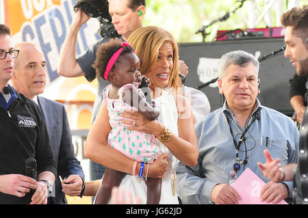 'Aujourd'hui' show host Hoda Kotb holding Thomas Rhett's daughter - Gris - tandis que Rhett effectue sur NBC's "aujourd' Show du Rockefeller Plaza à New York. En vedette : Hoda Kotb, Willa Gray Akins Où : New York City, New York, United States Quand : 02 Juin 2017 Crédit : Dan Jackman/WENN.com Banque D'Images