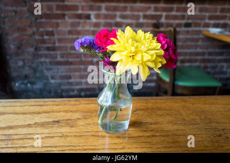 Vase de fleurs sur table restaurant de classe Banque D'Images