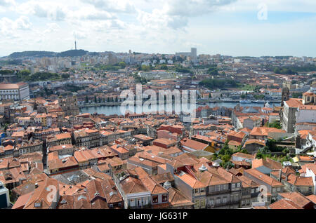 Haut Douro vue depuis la tour Tour des Clercs de Porto, Portugal Banque D'Images