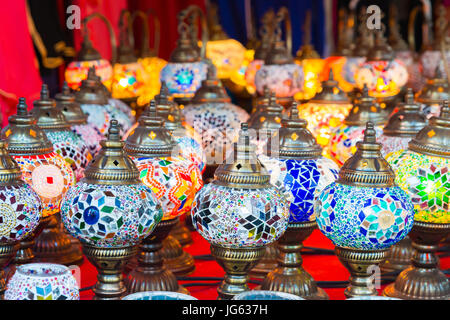 Belles lampes d'Arabie au marché médiéval à Elvas Banque D'Images