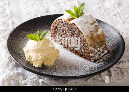 Tranches de strudel aux pommes avec du pavot glace vanille close-up sur une plaque horizontale. Banque D'Images