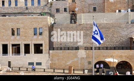 Drapeau d'Israël est, gesticulant, battant sur le vent Banque D'Images