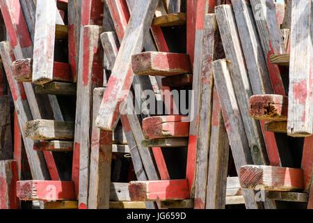 Abstract background - de nombreux tableaux du marché aux puces - tas de bois empilé les étals du marché Banque D'Images