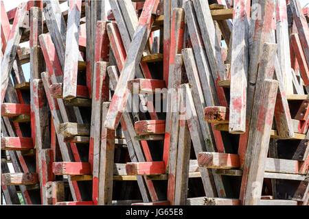 Abstract background - de nombreux tableaux du marché aux puces - tas de bois empilé les étals du marché Banque D'Images