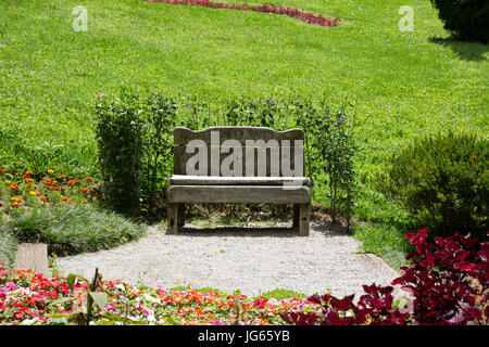 Banc dans le jardin en été, Jardin design, Brésil Banque D'Images