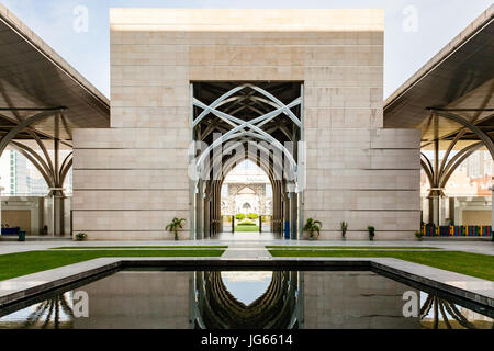 Putrajaya, Malaisie - 11 août 2016 : Entrée de la mosquée Tuanku Mizan Zainal Abidin (Mosquée de fer) de l'intérieur le 11 août 2016 à Putrajaya, les Malais Banque D'Images