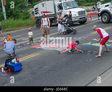 Les enfants font des dessins à la craie au cours de fermeture de la rue du Centre pour les célébrations de la fête du Canada à Calgary, Alberta Banque D'Images