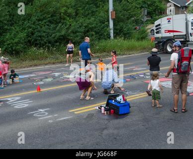 Les enfants font des dessins à la craie au cours de fermeture de la rue du Centre pour les célébrations de la fête du Canada à Calgary, Alberta Banque D'Images