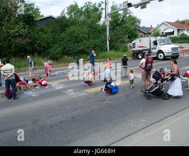 Les enfants font des dessins à la craie au cours de fermeture de la rue du Centre pour les célébrations de la fête du Canada à Calgary, Alberta Banque D'Images