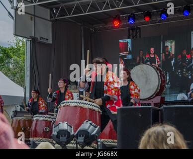 Un spectacle donné par le groupe de tambours Taiko minuit pendant les célébrations de la fête du Canada à Calgary, Alberta Banque D'Images