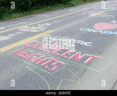 Les enfants font des dessins à la craie au cours de fermeture de la rue du Centre pour les célébrations de la fête du Canada à Calgary, Alberta Banque D'Images