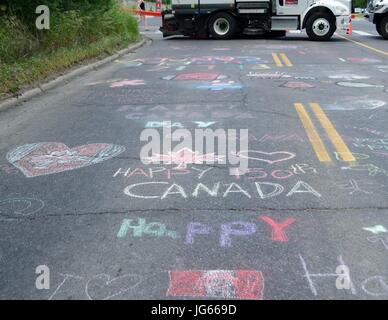 Les enfants font des dessins à la craie au cours de fermeture de la rue du Centre pour les célébrations de la fête du Canada à Calgary, Alberta Banque D'Images