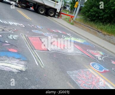 Les enfants font des dessins à la craie au cours de fermeture de la rue du Centre pour les célébrations de la fête du Canada à Calgary, Alberta Banque D'Images