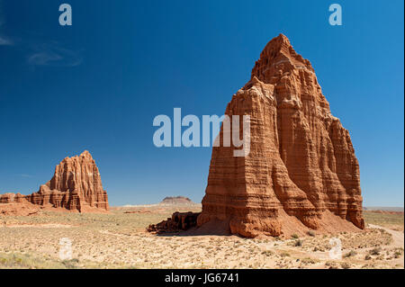 Temple de la Lune (au premier plan) et le Temple du Soleil (arrière-plan) dans la vallée de la Cathédrale, Capitol Reef National Park, Utah Banque D'Images