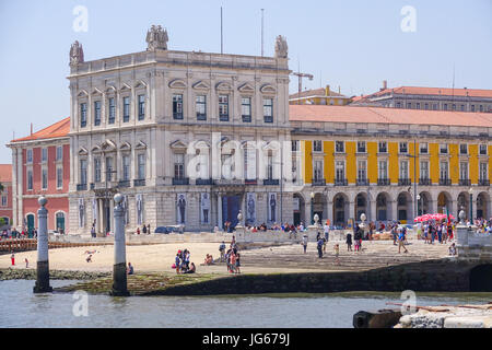 Vue du Tage sur Comercio Square à Lisbonne - LISBONNE - Portugal Banque D'Images