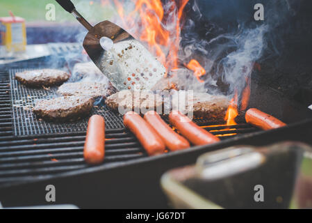 Les cuisiniers des aliments sur un barbecue en été Banque D'Images