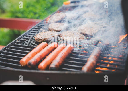 Les cuisiniers des aliments sur un barbecue en été Banque D'Images