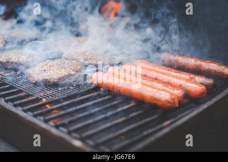 Les cuisiniers des aliments sur un barbecue en été Banque D'Images