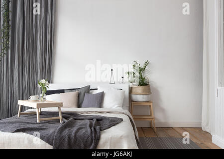 De l'intérieur chambre à coucher confortable blanc et gris Banque D'Images