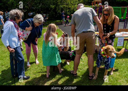 Les gens avec leurs animaux attendre pour prendre part à une robe de Dog Show à la Fête du village de Kingston, Kingston, East Sussex, UK Banque D'Images