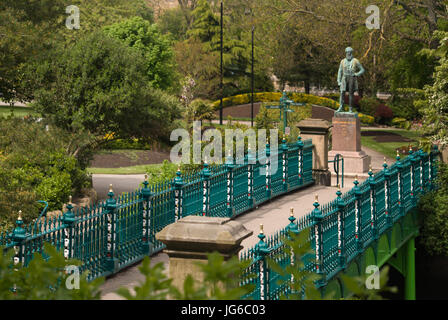 Pont Victorin et statue en bronze de Jean Candlish dans Mowbray Park, Sunderland Banque D'Images