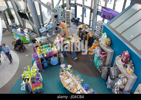 Les touristes sont Spacebase shopping dans la boutique de cadeaux à la Space Needle à Seattle, Washington Banque D'Images