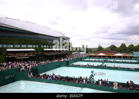 Vue générale de l'extérieur comme la pluie tombe des tribunaux visés au premier jour du tournoi de Wimbledon à l'All England Lawn Tennis et croquet Club, Wimbledon. Banque D'Images