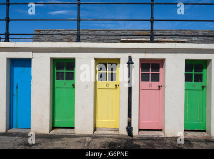 Portes colorées à l'ancienne piscine de vestiaires, près du port, à North Berwick Banque D'Images