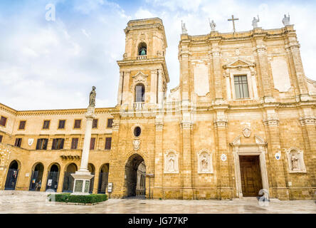 Cathédrale en centre-ville de Brindisi, Pouilles, Italie Banque D'Images