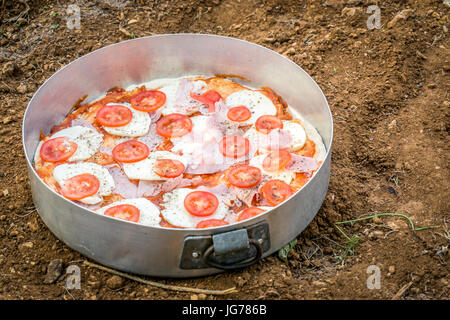 Délicieuses pizzas au four moule sur terrain naturel, Italie Banque D'Images