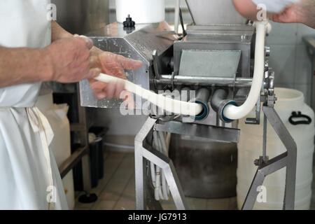 La production de mozzarella alla treccia, Pouille, Italie Banque D'Images
