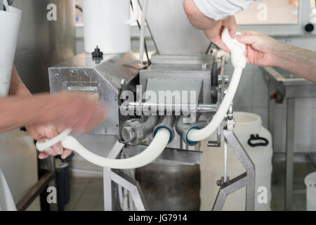 La production de mozzarella alla treccia, Pouille, Italie Banque D'Images
