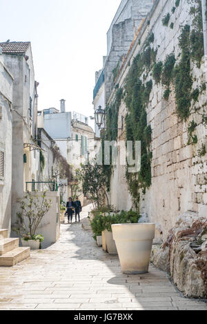 Rue étroite dans la romantique ville blanche d'Ostuni, Pouilles, Italie Banque D'Images