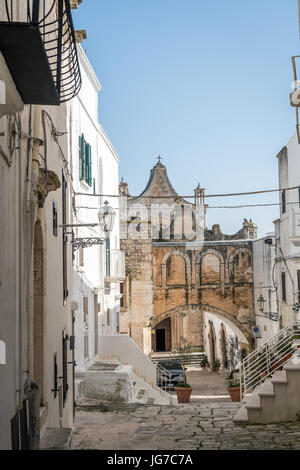 Rue menant à main landmarkl à Ostuni - Santa Maria Assunta cathedral, Italie Banque D'Images