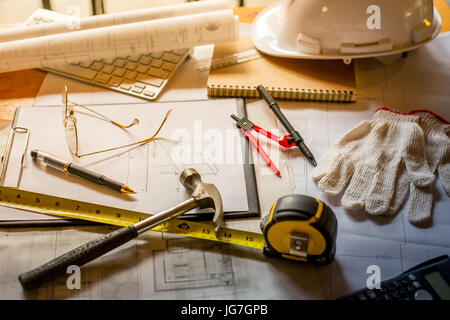 Les bleus, un casque, lunettes, autocollants, au niveau de la construction, bureau d'architecture en style rétro. Banque D'Images