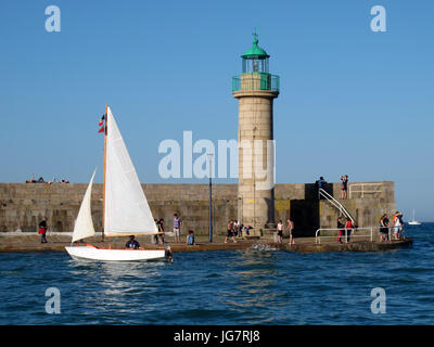 Le port de Binic, jetée de Penthièvre, Côtes-d'Armor, Bretagne, Bretagne, France, Europe Banque D'Images