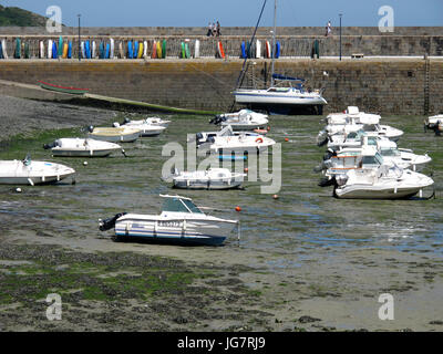 Le port de Binic, jetée de Penthièvre, Côtes-d'Armor, Bretagne, Bretagne, France, Europe Banque D'Images