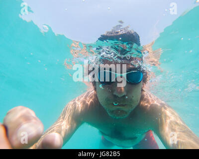 Vue sous-marine de l'homme nager dans la mer Banque D'Images