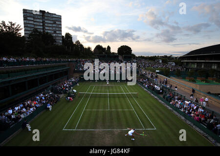 Vue générale du match entre Aliaksandra Sasnovich et Jelena Ostapenko sur le terrain dix-huit le premier jour des championnats de Wimbledon au All England Lawn tennis and Croquet Club, Wimbledon. Banque D'Images