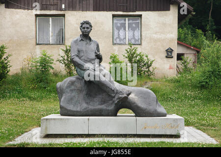 Monument à l'écrivain tchèque Jaroslav Hašek par Malejovský sculpteur tchèque Josef (1983) dans le village de Lipnice nad Sázavou En Vysočina, République tchèque. Jaroslav Hašek surtout connu pour son roman satirique inachevé Le bon soldat Švejk vivaient dans ce village en 1921-1923 dans les dernières années de sa vie. Bien que la statue en bronze a été coulé dans les années 1980, le monument a été dévoilé en 2008 seulement. Banque D'Images