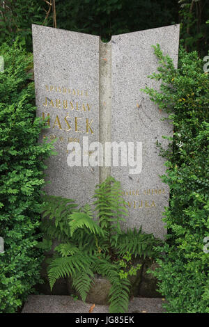 Tombe de l'écrivain tchèque Jaroslav Hašek au cimetière du village à Lipnice nad Sázavou En Vysočina, République tchèque. Jaroslav Hašek surtout connu pour son roman satirique inachevé Le bon soldat Švejk vivaient dans ce village en 1921-1923 dans les dernières années de sa vie. Banque D'Images