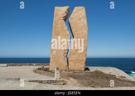 Sculpture 'hommage Pedra da Ferida' ('La pierre') par sculpteur espagnol Alberto Bañuelos consacrée aux bénévoles qui ont aidé à nettoyer la marée noire du Prestige en 2002 sur la côte de l'océan Atlantique, connu sous le nom de la Costa de la Muerte (côte de la mort), près de la ville de Muxia en Galice, Espagne. Banque D'Images