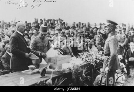Vierdaagse 1928. Hauptmann Offenbacher meldt zich aan de jurytafel. - F70770 - KNBLO Banque D'Images