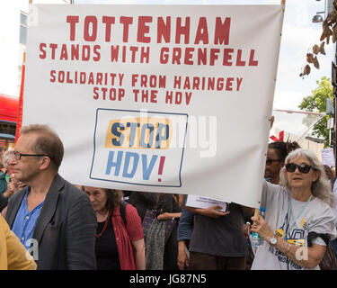 Haringay, London, UK 3e juillet 2017. Les protestataires mars contre l'Haringay véhicule de développement, se terminant à Haringay Civic Center. Le développement Haringay, véhicule ou HDV en abrégé, est un partenariat entre le Conseil de Haringey controversée et Lendlease, propriété d'un groupe de développement. Les manifestants craignent que le plan permettra de voir l'augmentation de la gentrification dans le quartier de logements sociaux existants seront démolis avec aucune garantie de remplacement à prix abordable. Haringay mettre la proposition du conseil pour le vote au centre municipal ce soir. Credit : Patricia Phillips/ Alamy live news Banque D'Images