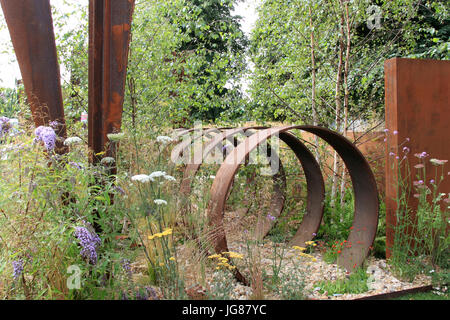 Le 'Metamorphosis', conçu Martyn Wilson. Médaille d'or. Jardins pour un monde en évolution. RHS Hampton Court Palace Flower Show, Londres, Angleterre, Royaume-Uni. Appuyez sur Preview Day, 3 juillet 2017. Flower Show annuel organisé par la Royal Horticultural Society. Show se déroule du mardi 4 juillet au dimanche 9 juillet 2017. Ian Bouteille / Alamy Live News Banque D'Images