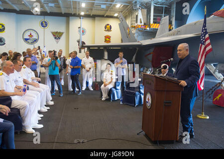 Haïfa, Israël. 3 juillet, 2017. Le Premier ministre israélien Benjamin Netanyahu (1e R) prononce une allocution à bord du porte-avions américain USS George H. W. Bush lors de sa visite en Israël, Haifa port, le 3 juillet 2017. Source : Xinhua/Alamy Live News Banque D'Images