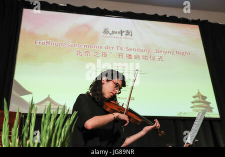 Berlin, Allemagne. 3 juillet, 2017. Un violoniste joue au cours de la cérémonie de lancement d'un documentaire intitulé 'nuit' de Beijing à Berlin, capitale de l'Allemagne, le 3 juillet 2017. Le documentaire 'Beijing Night' lancé lundi à Berlin, et est appelé à être diffusé sur cinq stations de télévision allemande en trois jours. Credit : Shan Yuqi/Xinhua/Alamy Live News Banque D'Images