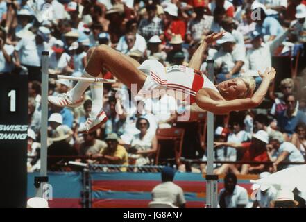 ARCHIVE - Carlo Thraenhardt (République fédérale d'Allemagne) est en compétition dans l'épreuve du saut en hauteur aux Jeux olympiques d'été de l'événement à Los Angeles, USA, 10 août 1984. Photo : Martin Athenstädt/dpa Banque D'Images