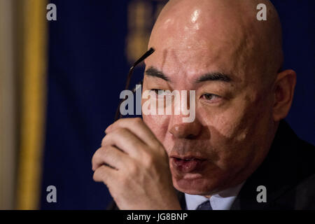 Tokyo, Tokyo, Japon. 4 juillet, 2017. Naoki Hyakuta, auteur et scénariste donne une réponse à des questions au cours d'une conférence de presse au Club correspondant étranger du Japon ( FCCJ ) à Tokyo. Hyakuta est l'un des romanciers les plus populaires et les plus controversés. Un scénariste de télévision depuis de nombreuses années, il a trouvé la célébrité avec son roman 2006 zéro éternelle, qui a été transformé en un film primé en 2013. Le film, en particulier, divisé l'auditoire. Certains trouvent qu'il est profondément déménagement histoire de la Deuxième Guerre mondiale, les pilotes de chasse, d'autres la considèrent comme une glorification de kamikaze des attentats suicide. Au début de juin, le Banque D'Images