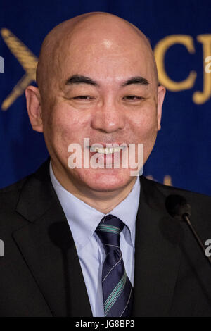 Tokyo, Tokyo, Japon. 4 juillet, 2017. Naoki Hyakuta, auteur et scénariste donne une réponse à des questions au cours d'une conférence de presse au Club correspondant étranger du Japon ( FCCJ ) à Tokyo. Hyakuta est l'un des romanciers les plus populaires et les plus controversés. Un scénariste de télévision depuis de nombreuses années, il a trouvé la célébrité avec son roman 2006 zéro éternelle, qui a été transformé en un film primé en 2013. Le film, en particulier, divisé l'auditoire. Certains trouvent qu'il est profondément déménagement histoire de la Deuxième Guerre mondiale, les pilotes de chasse, d'autres la considèrent comme une glorification de kamikaze des attentats suicide. Au début de juin, le Banque D'Images